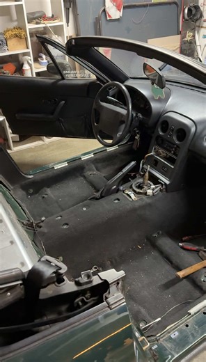 Rozoberanie zelenej Mazdy po 3 rokoch! Konečne sme sa k tomu dostali, ide sa vyvárať, už z nej nebude hrdziak.