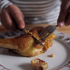 45K views · 562 reactions | Et hop voici la recette : https://bit.ly/2JZJOzO Grand fan du Poulet farci au pain aillé, j’ai désormais cette recette de Sebastien Zozaya Meilleur Ouvrier de France qui est encore meilleure et simple à réaliser. Le poulet est délicieux, la farce croustillante est très gourmande. Le Piment d'Espelette AOP vient délicatement parfumer le tout. Un régal ! Merci à Assiettes & Compagnie pour la cuisine et sa jolie vaisselle. | Pays basque | Facebook