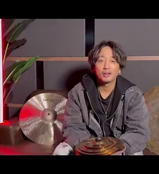 ━・━・━・━・━・━・━・━ Zildjian Artist Stack ⏩ FUYU ━・━・━・━・━・━・━・━・4/10(金)より数量限定発売！Artist Stack Series より、まずはFUYUさんモデルをご紹介✍（ @FuyuMusic )📍ConfigurationTOP : 10” FX Spiral StackerMiddle : 10” FX TrashformerBottom : 10” K Custom Special Dry Splash💬FUYU's Comment「3wayで使用できるマルチなスタック。どの順番で重ねてもすべて楽しめるサウンド」「音色を変えられる唯一無二のスタック。曲に合わせて使い分けられる！」スタックシンバルが簡単に取り付けられるCymbolt Quick Release Stacker、そして直筆サイン入りカードが付属🔥📝商品ページはこちら🔗https://t.co/Uk1qD44ijm👆️御本人からのコメント、そしてデモンストレーション動画も公開中！📹️#Zildjian #FUYU #STACK #スタックシ