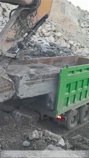 Without using cranes or lifting equipment, the excavator loads the stones in this way.
