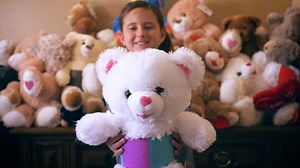 "People use to call me turtle shell and drop things in front of me. When I couldn't pick it up, they would laugh. I can't control if I have scoliosis." As a result of being bullied, Ryleigh's stepdad built something to help her not feel so alone. What this 8 year old did as a result for hundreds of kids around the country is beyond belief in our latest Stiry Original. "My dream is to give bears and braces to every kid with Scoliosis in the United States." Let's help Ryleigh reach her goal! To do