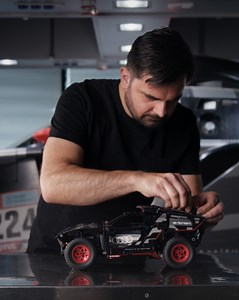 Drive progress, craft creativity. Embark on a journey of innovation with Audi and LEGO, where cutting-edge design meets the ever-evolving landscape of creativity. Dario Tomorad, Audi's exterior designer for the RS Q e-tron*, discusses the similarities for two brands that embrace progress and a forward-looking attitude. Brace yourself for the upcoming Dakar Rally 2024 and see the Audi RS Q e-tron in action. Watch the full film: https://youtu.be/ZpbPbzMcfgE #Audi #RSQetron #LEGOTechnic ——— *This v