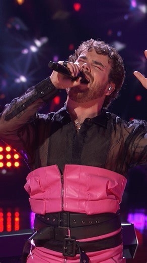 Conor James dons PINK to belt his way into Chappell Roan's "Pink Pony Club"! | The Voice