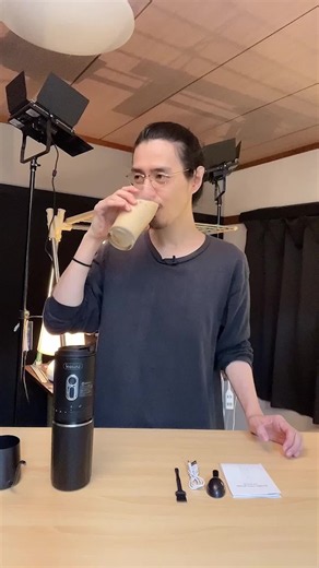 いつでも挽きたてのコーヒーが飲める優れものを発見！ 豆を挽く・淹れる・飲むまでこれ1台でできる全自動コーヒーメーカー☕️ 豆は7段階の細かさで挽くことができて、粗さによって全然違う味わいを楽しめるよ！ コードレスで持ち歩けるから、キャンプや野外イベント、コーヒーマシンを置いていない勤務先等でも大活躍しそう。 コーヒー好きな人は要チェックです！ #mukbang #tiktokshopで見つけた #coffee #アキが食べるとこ見てて #pr @KAWUストア