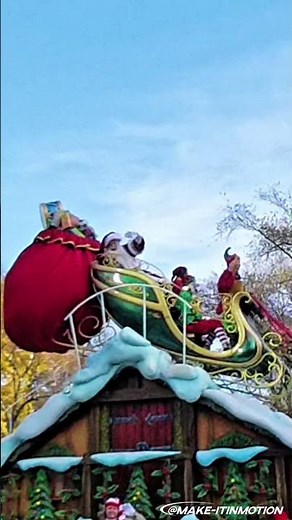 Bald Santa on the Float—Wild Moment #macysparade2025 #Nyc #santa #ParadeMoments #holidayshorts