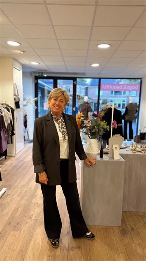 18 reactions | Nieuwe collectie binnen!  Te leuke kleding, tassen en sieraden om blij van te worden En onze collectie sjaaltjes is weer aangevuld! Zien we je dit weekend in de pop-up shop? ️ Grote Markt 10 ~ Venray | Bags & Beautiful | Facebook