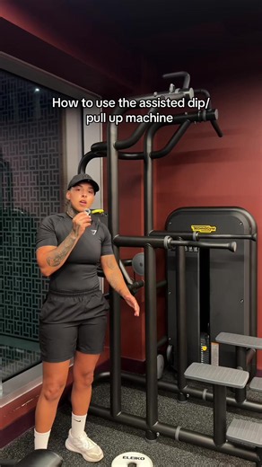 How to use the assisted dip/pull up machine | how to use assisted pull up machine
