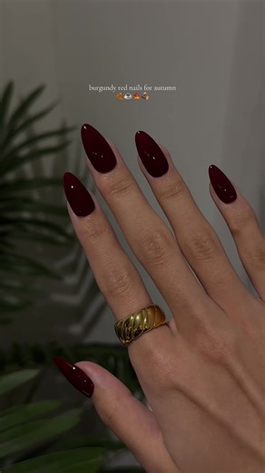 Trendy Autumn Nail Designs for a Chic Look 🍂☕️