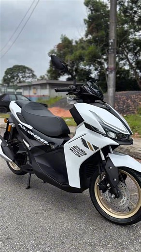 Swee Seng Heng Sdn Bhd on Instagram: "🔥 QJMOTOR AX200 – HOT MODEL! 🔥 💰 Selling Price RM7,988.00 📦 READY STOCK 🎨 Warna Pilihan: ▫️ White ▫️ Matt Black ▫️ Chameleon Green ▫️ Brown SPEC MOTOR⚙️ - 175cc - Single-cylinder, 4-valve, SOHC - Liquid-cooled - Dual Channel ABS + Switchable TCS - Telescopic Front Forks - Advanced Key System - LED Meter Display - Tangki Minyak 10 Liter - Bright LED Headlamp & LED Tail Light 💳 Loan & Cash Buyer Dialu-alukan! 🚚 Penghantaran Percuma Seluruh Malaysia 🇲🇾