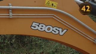 La CASE 580SV Evolution est arrivée, avec une série d’améliorations conçues pour accroître les performances et l’efficacité. Dotée d’une nouvelle hydraulique pour des cycles plus rapides, d’une maintenance facilitée et de fonctionnalités comme le Power Lift et le Comfort Steering, elle est conçue pour rendre le travail quotidien plus fluide et productif. Découvrez ses nouveautés en action ! | CASE Construction Equipment