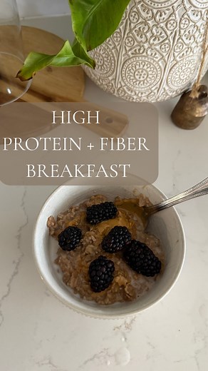 Recipe👇🏼 But first… why fiber? “Max your fiber,” “add more fiber,” “fiber first” it’s the most talked-about nutrition tip out there. Do you want to know why? Because working your way up to 30 g of fiber a day is one of the simplest ways to support your hormones, energy, gut, and mood, especially in perimenopause. 1. It steadies blood sugar Fiber slows the rise in glucose, keeping your energy calm and steady instead of spiking and crashing. 2. It supports hormone balance Fiber binds to excess e