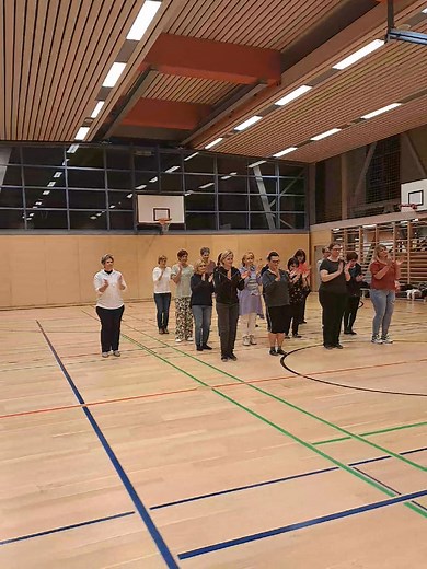 Line Dance im MS-Turnsaal Jeden Donnerstag von 19:30 bis 20:30 Uhr treffen sich begeisterte Line-Dancer im MS-Turnsaal, um gemeinsam zu tanzen, zu üben und Spaß zu haben. Unter der charmanten und eleganten Leitung unserer Michaela lernen wir neue Schritte, wiederholen bekannte Tänze und genießen die Musik in geselliger Runde. Ob Anfänger oder Fortgeschrittene – alle sind herzlich willkommen! #linedance #linedancing #bruckandermur #bruckmur #atusturnen #fürjungundalt #erundsie #tanzenmachtglück
