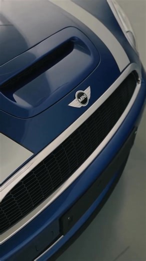 Un coffre plein de souvenirs. MINI Clubman. #MINI #YoungTimers #MINIClubman __ Pensez à covoiturer. #SeDéplacerMoinsPolluer | MINI