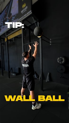 Nexxo Club on Instagram: "🔥 WALL BALL PARA HÍBRIDO – CON @sergio_ariiaas 🔥 ¿Pensando en tu primera comp híbrida o quieres rendir más? 👀 En @nexxoclub , @sergio_ariiaas te enseña cómo ejecutar el wall ball de forma eficiente para llegar más lejos en cada repetición. 🔸 Mantén la postura. 🔸 Controla el ritmo. 🔸 Aprovecha la potencia de piernas. 🔸 Recibe el balón sin perder tu línea. Cada detalle suma cuando compites. 💥 Mejora tu técnica. Mejora tu resultado. Forma parte del método."