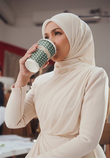 Find calm in every cup 🍃 Our ZUS Tea Fresh Brew's aroma and taste quiet down the world a little. It's what she needs anyway 😉 #zustea #morningcoffeeafternoontea