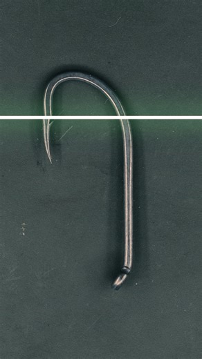 Old Skool ontmoet NEW Skool! 😎🪝 De originele Korda Longshank X was gebaseerd op de populaire, originele vliegenhaakpatronen, die in de smaak vielen bij karpervissers vanwege hun vorm en inhakingsvermogen - we hebben ze veel sterker en scherper gemaakt. We gaan nu 20 jaar verder en DF heeft deze ultieme karpervanger opnieuw aangepast. Sterk beïnvloed door zijn ervaringen met het onderwater filmen, besloot Dan om twee grote veranderingen aan te brengen in een van zijn favoriete patronen, waardoo