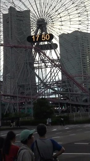 みなとみらいの交差点から見上げた大観覧車「コスモクロック21」（よこはまコスモワールド）