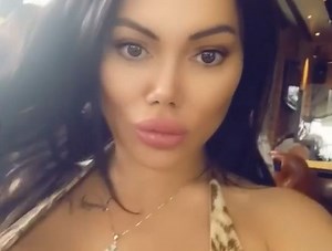 Tamara Đurić u 3. mesecu trudnoće u preuskom miniću i topiću iz kojeg "vrište" ogromne grudi