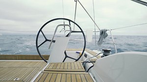Piloto Automático En Un Velero. El Piloto Automático Electrónico Controla El Timón Del Yate Metrajes - Vídeo de playa, barco: 251588152