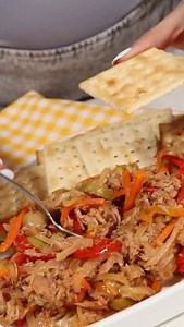Suculento ANTIPASTO de ATÚN 🐟 para compartir con AMIGOS o FAMILIA 🧑‍🧑‍🧒 INGREDIENTES - 1 cebolla cortada en juliana. - 2 ajíes dulces cortado en juliana. - 1 pimentón rojo cortado en juliana. - 1 zanahoria pequeña cortada en tiras finas. - 1 tallo de ajoporro sin hoja cortado en ruedas. - 1 tallo de cebollín (parte blanca y verde) cortado en ruedas. - 4 dientes de ajo machacados. - 500 gr de atún de lata en agua escurrido. - 1/2 tza de aceite. - 1/3 tza de vinagre de manzana. - 1/4 tza de pe