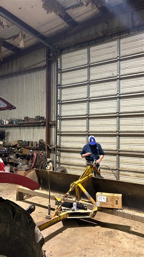 Pete the Farmer on Instagram: "Trying to see if we can get some more throw out of this here said box scraper. #farming #california #farm #cali #californiafarmsandranches #fixing #napaautoparts #hydraulics #repairwork #pimpinainteasy"