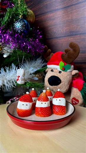 Creating a Strawberry Marshmallow Snowmen is a easy recipe to make for Christmas day! Here’s a simple recipe to guide you: 🥰 How To Make Strawberry Marshmallow Snowman ⛄️🍓 ▪️Large strawberries 🍓 ▪️Marshmallows (regular size cut in half) ▪️Melted chocolate (for eyes)🍫 Follow us for more! 🥰 | Dine Inn - 百家味