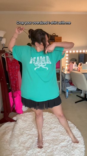 108K views · 255 reactions | I get so many questions on this elastic band that turns my oversized t-shirts, cardigans, and sweatshirts into crop tops and almost triples my plus size wardrobe. It’s my favorite way to wear my shirts over my skirts and dresses as someone who likes to make their skirts and dresses more casual for everyday wear. #stylehack #styleinspo #plussizefashion #plussizestyleinspo #plussizetiktok #croptuck | Lindsey Baker, Apron Belly Girlie | Facebook