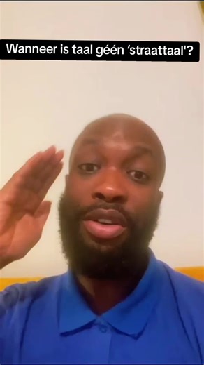 Surinaamse woorden zijn géén “straat­taal”. Het is taal, met geschiedenis, structuur en waarde. Wanneer media en woordenboeken het blijven framen als informeel of straattaal, wordt onze cultuur kleiner gemaakt dan ze is. Dat accepteren we niet. 🗣️✊🏾 Wat vind jij? #Surinaams #Identiteit #bewustwording #NederlandseMedia #jeugd