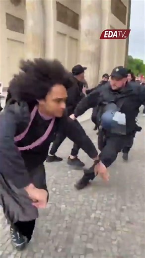 ‼️🇩🇪| Un activista pro-Hamas intenta robar una bandera con referencia a Israel.