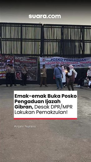 Koalisi Nasional Perempuan Indonesia (KNPRI) menggelar aksi demonstrasi di depan Kompleks Parlemen Senayan, Jakarta, Jumat (9/10/2026). Massa yang didominasi puluhan perempuan mendesak DPR segera memproses pemakzulan Wakil Presiden Gibran Rakabuming Raka. Koordinator Lapangan KNPRI Meri Samiri menyebut tuntutan tersebut merujuk pada putusan Mahkamah Konstitusi (MK) Nomor 01/PHPU.PRES-XXIV/2026 terkait persyaratan pendidikan dalam pencalonan Gibran pada Pilpres 2024. Mereka meminta DPR menindakla