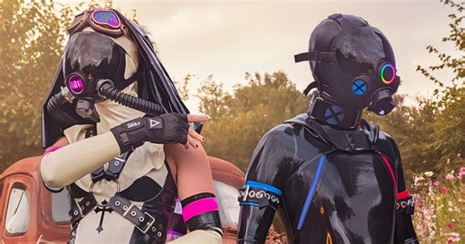 Dronification : ces humains en latex qui veulent obéir comme des robots