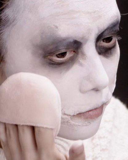 4.2M views · 90K reactions | Makeup artist transforms into celebrities! | Bloom | Facebook