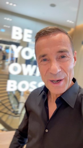 36K views · 201 reactions | -werbung- Wenn man unterwegs ist und am Freitag den Dress- und Colorcode für den großes Event am Dienstag erfährt, ist es immer perfekt, wenn ein @boss Store in der Nähe ist. Was denkst du ist der Dresscode und wie gefällt dir das Outfit auf einer Skala von 1-10? . . . #boss #bossamsterdam #beyourownboss #stylecheck #markenbotschafter | Kai Pflaume | Facebook