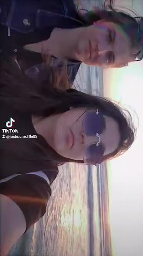 Vidéos de Laurie-Officiel (@lauriegud) avec son original - Laurie-Officiel