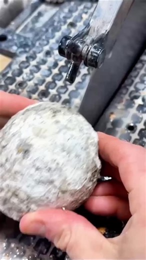 Sarkaç Adam ® / Doğal Taş on Instagram: "Yerin altında milyonlarca yıl boyunca şekillenmiş taşlar… Jeot’un kristalleri, agatın katmanları, ammonitin spiral izi… Her biri dünyanın geçmişinden bir hikâye taşır. Bir taş kesildiğinde, aslında zaman açılır. #jeot #agat #ammonit #doğaltaş #jeoloji #fosil #kristal #yerbilimi #keşif"