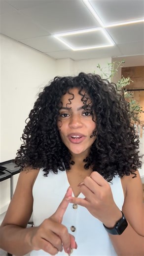 Dulce textura on Instagram: "Te dejo uno exacto, no pienses: El cabello no se corrige, se entiende 🤍 Soy Gina, especialista en cabello rizado, ondulado y crespo. Estoy creando un espacio donde la textura natural sea respetada. Si tu cabello es natural, este espacio es para ti ✨. Les cheveux ne se corrigent pas, ils se comprennent 🤍 🇫🇷 Je suis Gina, spécialiste des cheveux bouclés, ondulés et crépus. Je crée un espace où la texture naturelle est respectée. Si tes cheveux sont naturels, cet es