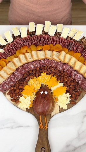 Thanksgiving cheese board, so easy! I make a cheese board perfect for thanksgiving. | Justine Kameron