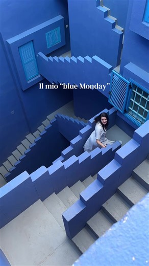 Dove sono? 👇🏼 Nel cuore della Muralla Roja, complesso residenziale progettato da Ricardo Bofill tra il 1968 e il 1973. Si trova a Calpe, in Spagna. Accessibile solo dormendo nel complesso (alcuni appartamenti si trovano in affitto per la notte, costo medio circa 150-200 € per due a seconda del periodo). Un labirinto incredibile che non ha niente a che fare con il contesto (nota di demerito) ma che è un mondo a sé da visitare almeno una volta nella vita. Non credo nel blue monday ma se davvero 