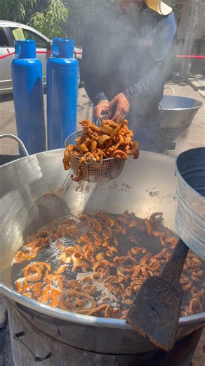 Sacando el chicharrón de la manteca #video #viral #shortvideo