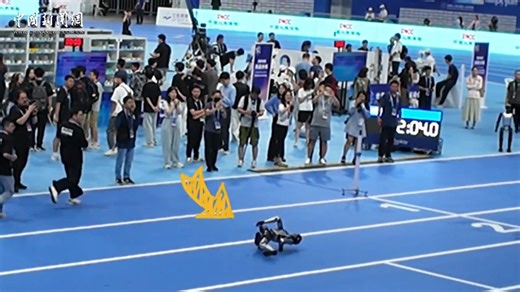 The Ice Ribbon turned into a “Robot Olympics”! 🤖 From sprinting and high jump to tai chi and hotel service, 21 events showcased both charm and innovation. Every fall and restart tells the story of progress. The future is here—are you ready? #ChinaTech | China News 中国新闻网