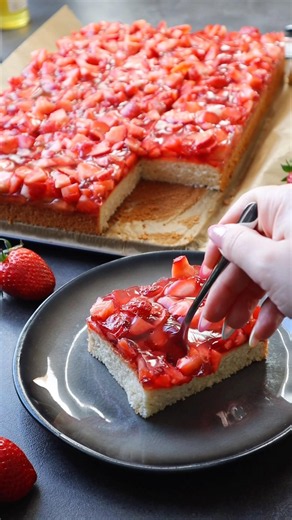 Einfacher Erdbeerkuchen 🍓 Schnell & lecker #erdbeerkuchen #kuchen #backen #rezept #shorts