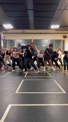 Amapiano vibes 🔥 Lundi on se retrouve pour le cours d’Amapiano avec @Jorel Daryl — et c’est déjà la dernière semaine de la session! Si tu voulais venir essayer ou juste finir la session en beauté, c’est le moment. Viens bouger avec nous et ressentir l’énergie Afrovybz. 🗓 Lundi ⏰ 7:30 PM – 8:30 PM 📍 VYBZ Studio 160 R. St-Viateur Est # 208 See you on the dance floor 🕺🏾🔥