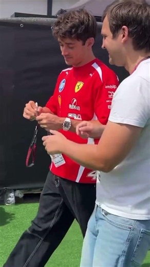 Charles Leclerc arrives wearing Lewis Hamilton’s shirt in Spain 😅