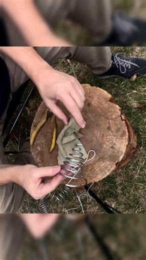 𝗥𝗘𝗖𝗨𝗣𝗘𝗥𝗢 𝗗𝗜 𝗨𝗡𝗔 𝗖𝗛𝗜𝗢𝗖𝗖𝗜𝗢𝗟𝗔 part1.2 In questo video recuperiamo una Chiocciola realizzata in passato e ormai fuori misura. Ripartiamo dal filo, lo puliamo per eliminare ossido e impurità, e analizziamo la sua lunghezza per capire se è sufficiente a ricreare una spirale funzionante. Anche quando il materiale è poco, è possibile ottenere un buon risultato: bastano pazienza, precisione e un approccio meditativo al lavoro manuale. Rivediamo insieme le proporzioni auree fondamen