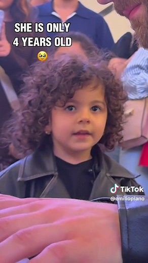 4-Year-Old Girl Sings 'Golden' in Azerbaijan Mall (Part 2)