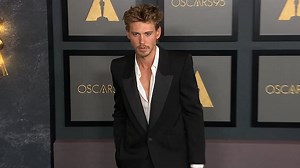 Austin Butler chats with Robert Downey Jr. at Governors Awards