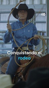 En el sur de Estados Unidos, el rodeo es un pilar de la cultura popular. Shelby, hace parte de una nueva generación de mujeres que está redefiniendo esta tradición, enfrentando tanto el reconocimiento como el escepticismo. #dwdocumental #rodeo #texas | DW Documental