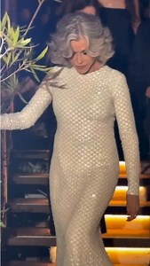 204K views · 41K reactions | Jane Fonda ha vuelto a demostrar que el glamour y la elegancia no tienen edad en el evento de L’Oréal Paris durante el Festival de Cannes. Con un deslumbrante vestido plateado lleno de brillos, la actriz logró capturar todas las miradas hasta el punto de convertirse en una de las invitadas más elegantes del acto. Sin duda, una leyenda que sigue brillando con luz propia. ✨ : @bloomtiful | ELLE España | Facebook