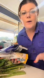 Easy Thai Curry Dumplings! I’m using a yellow Thai curry for this one but whatever curry you like is 👍🏻 I’ve used Pak choy & asparagus in this as I had both in the fridge to use up too 🥰 Ingredients: 1 x pkt frozen dumplings 2 x tbspn minced garlic 1 x tspn minced ginger 2 x tbspn curry paste 2 x tbspn tomato paste 1 x tbspn soy sauce 1 x can coconut milk 1 x cup water Salt to taste Veggies of choice Sesame seeds to garnish (optional) Method: In a pan add oil, garlic & ginger Add curry paste 