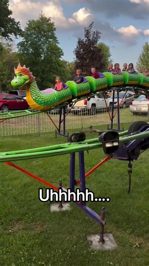 That’s not good 😳 #amusementpark #fail #ride #broken (via unknown) | Amusement Park Rides